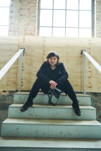 Tina Lorenz sitzt auf Treppe