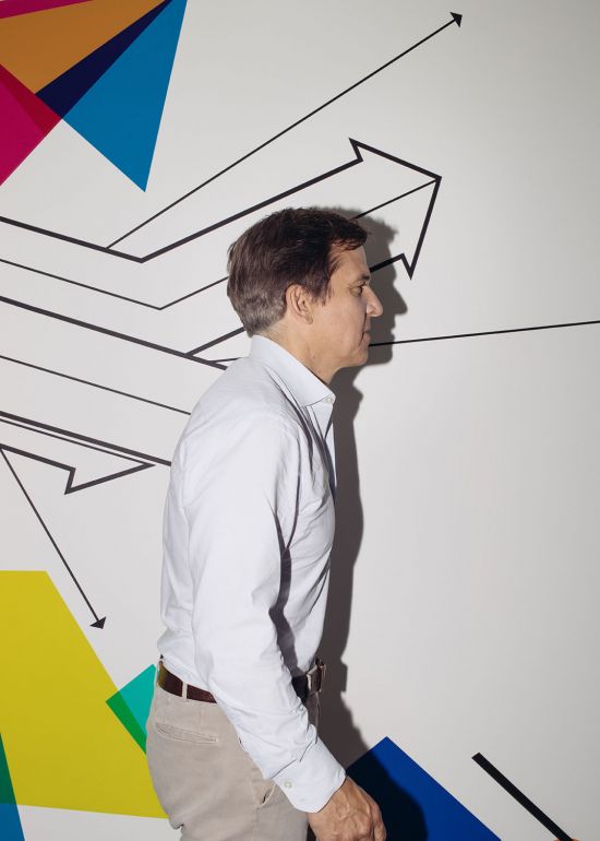 Christoph Schneider, Amazon Prime boss in front of wall with colored arrows